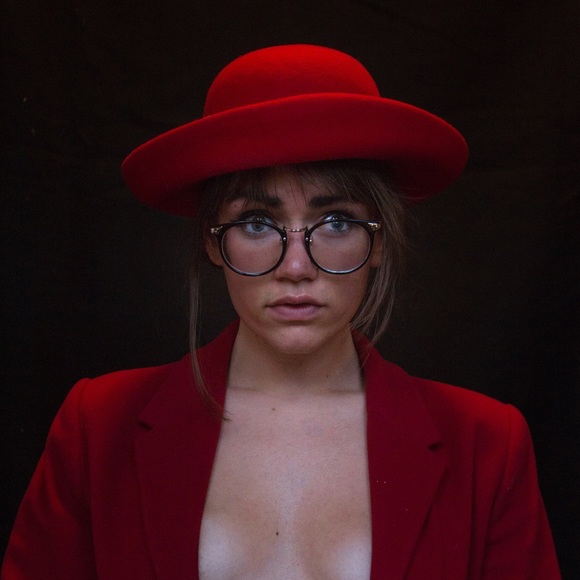 Meet your Posher, Emily - Picture 2 of 4